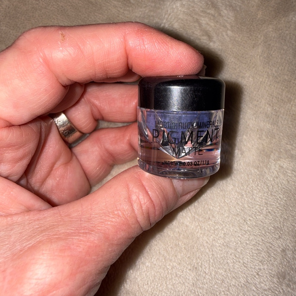 Younique Loose Mineral Pigment Jar color Twitterpated